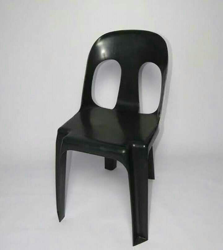 BLACK PLASTIC CHAIR